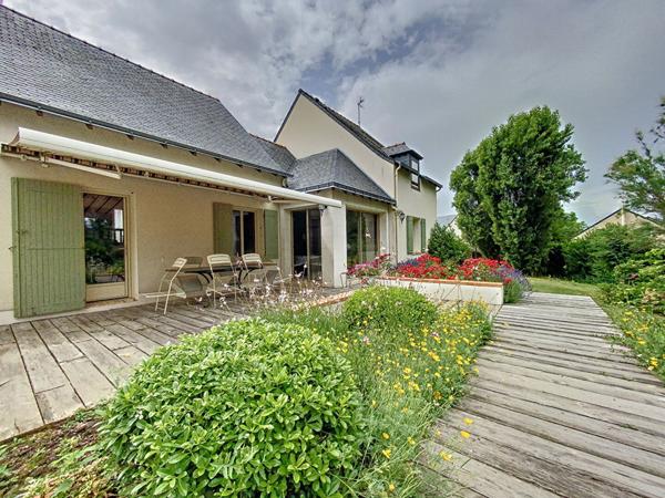 Maison d architecte situee a Chalonnes sur Loire au calme avec beau terrain arbore