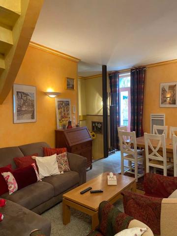 Immeuble - Sarlat-la-caneda Bel immeuble dans le centre historique et touristique de Sarlat, avec un commerce et un appartement