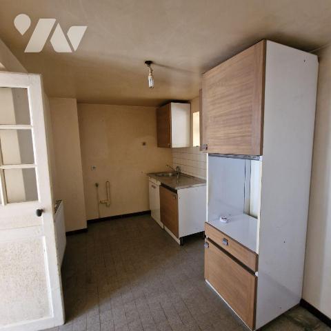 IDEAL pour primo-accédant ou investisseur, à vendre, dans le bourg de JAVRON LES CHAPELLES, pro...