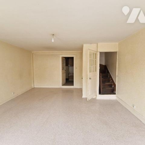 IDEAL pour primo-accédant ou investisseur, à vendre, dans le bourg de JAVRON LES CHAPELLES, pro...