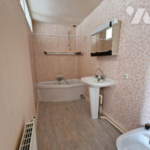 IDEAL pour primo-accédant ou investisseur, à vendre, dans le bourg de JAVRON LES CHAPELLES, pro...