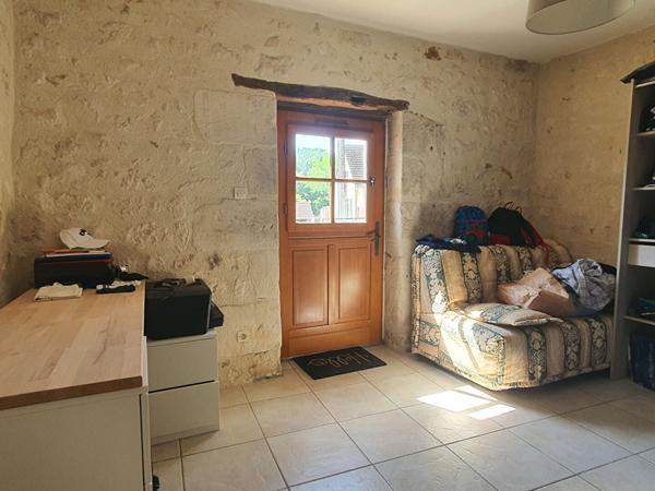 LONGÈRE RÉNOVÉE À VENDRE À SEIGY