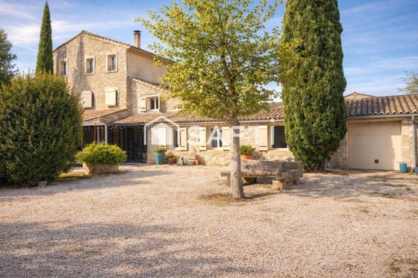 Un art de vivre rare au cœur de la Provence À quelques minutes de L'Isle-sur-la-Sorgue, ce mas en pierre de 274 m² incarne l’élégance et l’authenticité : 5 chambres, une dépendance de 67 m², une piscine et une vue dégagée sur la campagne…
