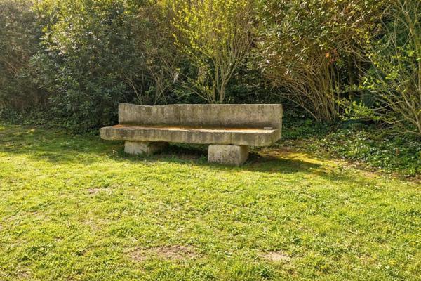 Un art de vivre rare au cœur de la Provence À quelques minutes de L'Isle-sur-la-Sorgue, ce mas en pierre de 274 m² incarne l’élégance et l’authenticité : 5 chambres, une dépendance de 67 m², une piscine et une vue dégagée sur la campagne…