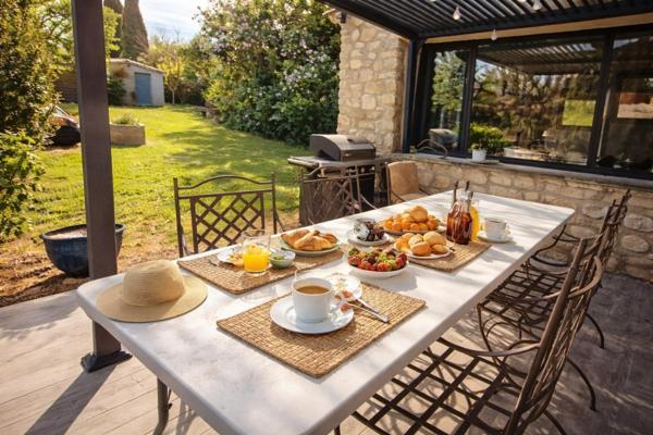 Un art de vivre rare au cœur de la Provence À quelques minutes de L'Isle-sur-la-Sorgue, ce mas en pierre de 274 m² incarne l’élégance et l’authenticité : 5 chambres, une dépendance de 67 m², une piscine et une vue dégagée sur la campagne…