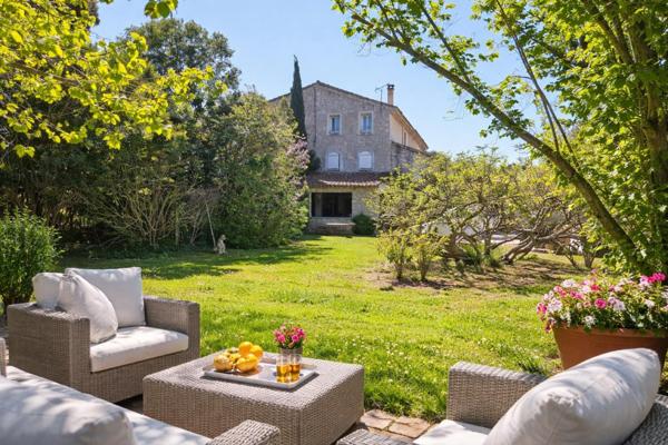 Un art de vivre rare au cœur de la Provence À quelques minutes de L'Isle-sur-la-Sorgue, ce mas en pierre de 274 m² incarne l’élégance et l’authenticité : 5 chambres, une dépendance de 67 m², une piscine et une vue dégagée sur la campagne…