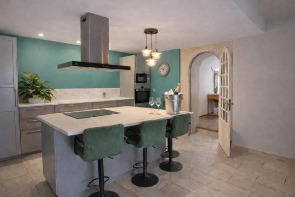 Un art de vivre rare au cœur de la Provence À quelques minutes de L'Isle-sur-la-Sorgue, ce mas en pierre de 274 m² incarne l’élégance et l’authenticité : 5 chambres, une dépendance de 67 m², une piscine et une vue dégagée sur la campagne…