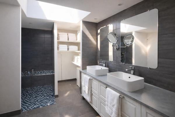 Un art de vivre rare au cœur de la Provence À quelques minutes de L'Isle-sur-la-Sorgue, ce mas en pierre de 274 m² incarne l’élégance et l’authenticité : 5 chambres, une dépendance de 67 m², une piscine et une vue dégagée sur la campagne…