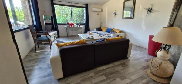 Un art de vivre rare au cœur de la Provence À quelques minutes de L'Isle-sur-la-Sorgue, ce mas en pierre de 274 m² incarne l’élégance et l’authenticité : 5 chambres, une dépendance de 67 m², une piscine et une vue dégagée sur la campagne…