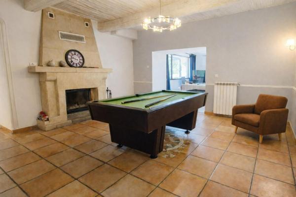 Un art de vivre rare au cœur de la Provence À quelques minutes de L'Isle-sur-la-Sorgue, ce mas en pierre de 274 m² incarne l’élégance et l’authenticité : 5 chambres, une dépendance de 67 m², une piscine et une vue dégagée sur la campagne…