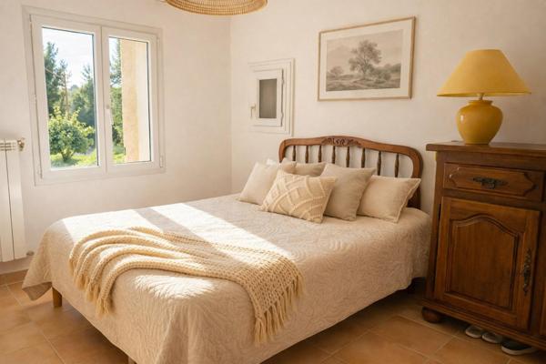 Un art de vivre rare au cœur de la Provence À quelques minutes de L'Isle-sur-la-Sorgue, ce mas en pierre de 274 m² incarne l’élégance et l’authenticité : 5 chambres, une dépendance de 67 m², une piscine et une vue dégagée sur la campagne…