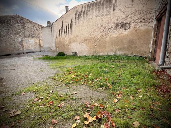 Immeuble à renover à vendre MONTLAUR (11) 282m2 environ avec terrain