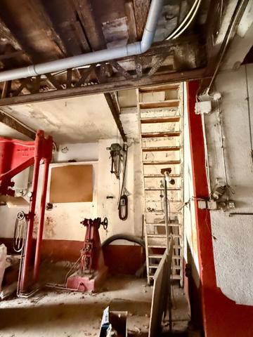 Immeuble à renover à vendre MONTLAUR (11) 282m2 environ avec terrain