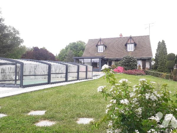 GRANDE MAISON 205 M² HABITABLES AVEC PISCINE COUVERTE/CHAUFFEE