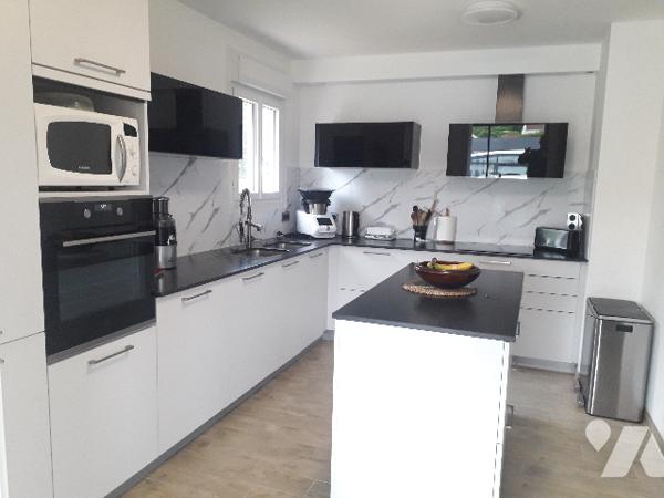 GRANDE MAISON 205 M² HABITABLES AVEC PISCINE COUVERTE/CHAUFFEE