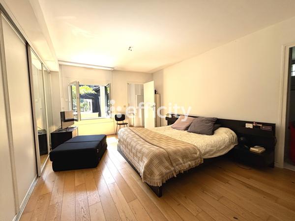 Maison
         5 pièces
        - 120 m²