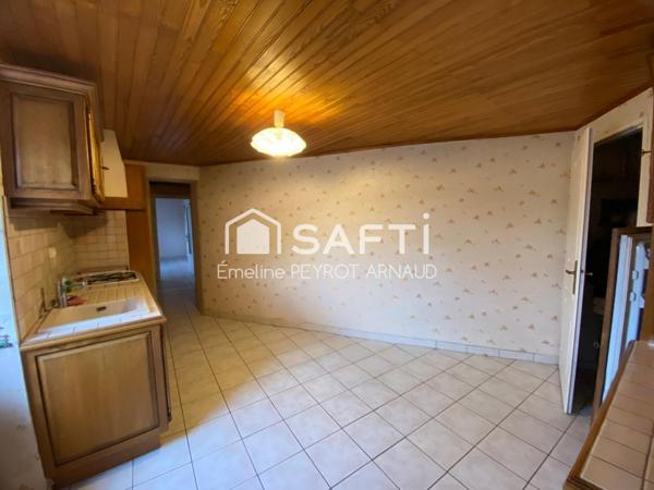 Maison de village rénovée avec terrasse.