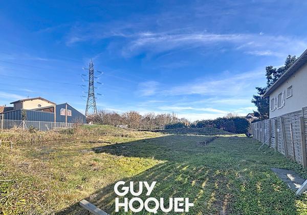 Terrain Constructible de 929m² à LA CHAPELLE DE GUNCHAY