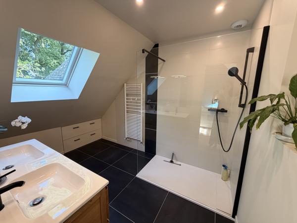 Maison familiale rénovée à Séné – 150 m² – 5 chambres – Double garage – À 5 min du port de Vannes