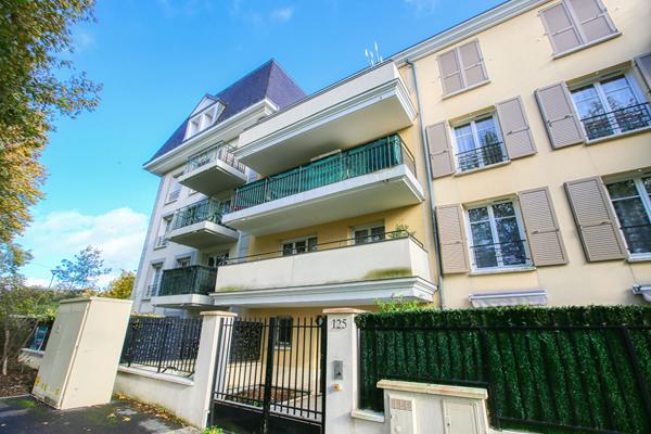 RARE à VAURÉAL Beau F2 en rez-de-jardin avec terrasse