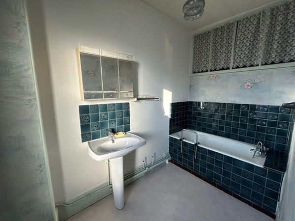 MAISON ENTIEREMENT A RENOVER BEAU POTENTIEL