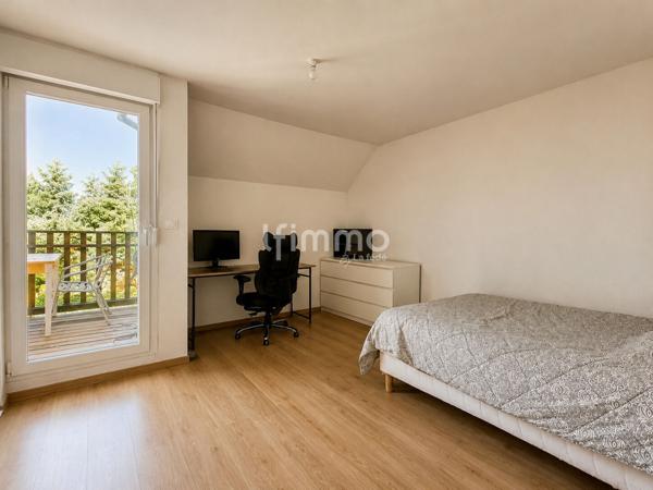 Maison mitoyenne louée avec garage.