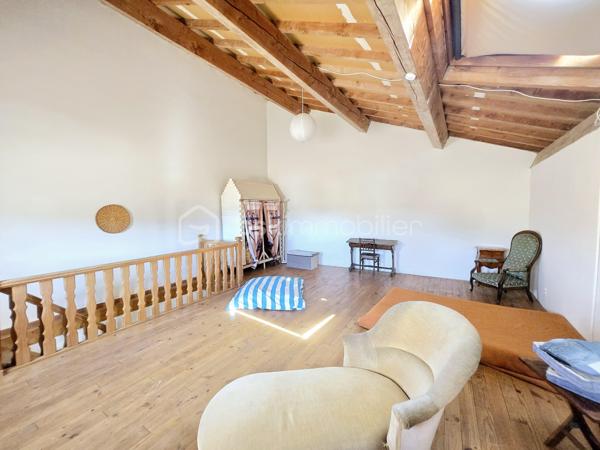 Découvrez ce bel appartement de 194 m2 situé qui vous séduira par son charme intemporel et son emplacement privilégié au cœur du village. Profitez du confort moderne à proximité immédiate des commodités urbaines. 

Vous cherchez une résidence principale ou vous souhaitez investir, n'hésitez pas à venir visiter ce bien !

Cet appartement vous accueille au premier étage dans un vaste séjour baigné de lumière donnant sur une grande cuisine fonctionnelle, un dégagement, une chambre avec salle de bain et un cellier.

Au 2ème étage, vous bénéficiez d'une chambre avec une salle d'eau indépendante.

Au 3ème étage, vous profiterez pleinement d'une mezzanine de 33 m2 offrant une vue imprenable sur la tour BARBEROUSSE et sur les toits du village. 

Proche des écoles, des commerces, du port et des plages, cet appartement incarne l'harmonie parfaite entre espace, confort et praticité. 

Une opportunité rare, à ne pas manquer ! 

Mandataire : Sandrine MONIO, En copropriété, pas de procédure en cours.