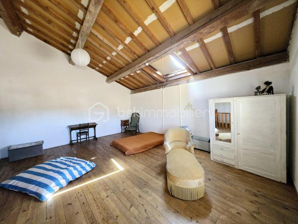 Découvrez ce bel appartement de 194 m2 situé qui vous séduira par son charme intemporel et son emplacement privilégié au cœur du village. Profitez du confort moderne à proximité immédiate des commodités urbaines. 

Vous cherchez une résidence principale ou vous souhaitez investir, n'hésitez pas à venir visiter ce bien !

Cet appartement vous accueille au premier étage dans un vaste séjour baigné de lumière donnant sur une grande cuisine fonctionnelle, un dégagement, une chambre avec salle de bain et un cellier.

Au 2ème étage, vous bénéficiez d'une chambre avec une salle d'eau indépendante.

Au 3ème étage, vous profiterez pleinement d'une mezzanine de 33 m2 offrant une vue imprenable sur la tour BARBEROUSSE et sur les toits du village. 

Proche des écoles, des commerces, du port et des plages, cet appartement incarne l'harmonie parfaite entre espace, confort et praticité. 

Une opportunité rare, à ne pas manquer ! 

Mandataire : Sandrine MONIO, En copropriété, pas de procédure en cours.