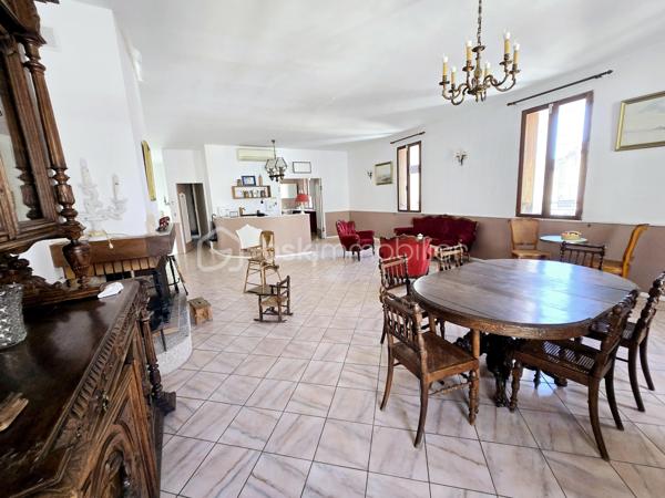 Découvrez ce bel appartement de 194 m2 situé qui vous séduira par son charme intemporel et son emplacement privilégié au cœur du village. Profitez du confort moderne à proximité immédiate des commodités urbaines. 

Vous cherchez une résidence principale ou vous souhaitez investir, n'hésitez pas à venir visiter ce bien !

Cet appartement vous accueille au premier étage dans un vaste séjour baigné de lumière donnant sur une grande cuisine fonctionnelle, un dégagement, une chambre avec salle de bain et un cellier.

Au 2ème étage, vous bénéficiez d'une chambre avec une salle d'eau indépendante.

Au 3ème étage, vous profiterez pleinement d'une mezzanine de 33 m2 offrant une vue imprenable sur la tour BARBEROUSSE et sur les toits du village. 

Proche des écoles, des commerces, du port et des plages, cet appartement incarne l'harmonie parfaite entre espace, confort et praticité. 

Une opportunité rare, à ne pas manquer ! 

Mandataire : Sandrine MONIO, En copropriété, pas de procédure en cours.