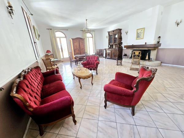 Découvrez ce bel appartement de 194 m2 situé qui vous séduira par son charme intemporel et son emplacement privilégié au cœur du village. Profitez du confort moderne à proximité immédiate des commodités urbaines. 

Vous cherchez une résidence principale ou vous souhaitez investir, n'hésitez pas à venir visiter ce bien !

Cet appartement vous accueille au premier étage dans un vaste séjour baigné de lumière donnant sur une grande cuisine fonctionnelle, un dégagement, une chambre avec salle de bain et un cellier.

Au 2ème étage, vous bénéficiez d'une chambre avec une salle d'eau indépendante.

Au 3ème étage, vous profiterez pleinement d'une mezzanine de 33 m2 offrant une vue imprenable sur la tour BARBEROUSSE et sur les toits du village. 

Proche des écoles, des commerces, du port et des plages, cet appartement incarne l'harmonie parfaite entre espace, confort et praticité. 

Une opportunité rare, à ne pas manquer ! 

Mandataire : Sandrine MONIO, En copropriété, pas de procédure en cours.