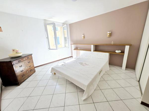 Découvrez ce bel appartement de 194 m2 situé qui vous séduira par son charme intemporel et son emplacement privilégié au cœur du village. Profitez du confort moderne à proximité immédiate des commodités urbaines. 

Vous cherchez une résidence principale ou vous souhaitez investir, n'hésitez pas à venir visiter ce bien !

Cet appartement vous accueille au premier étage dans un vaste séjour baigné de lumière donnant sur une grande cuisine fonctionnelle, un dégagement, une chambre avec salle de bain et un cellier.

Au 2ème étage, vous bénéficiez d'une chambre avec une salle d'eau indépendante.

Au 3ème étage, vous profiterez pleinement d'une mezzanine de 33 m2 offrant une vue imprenable sur la tour BARBEROUSSE et sur les toits du village. 

Proche des écoles, des commerces, du port et des plages, cet appartement incarne l'harmonie parfaite entre espace, confort et praticité. 

Une opportunité rare, à ne pas manquer ! 

Mandataire : Sandrine MONIO, En copropriété, pas de procédure en cours.