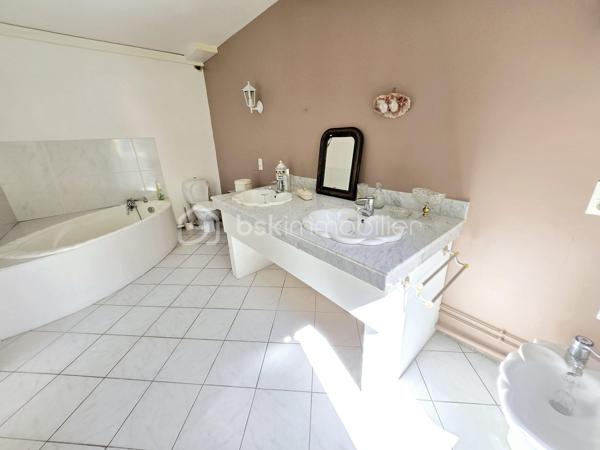 Découvrez ce bel appartement de 194 m2 situé qui vous séduira par son charme intemporel et son emplacement privilégié au cœur du village. Profitez du confort moderne à proximité immédiate des commodités urbaines. 

Vous cherchez une résidence principale ou vous souhaitez investir, n'hésitez pas à venir visiter ce bien !

Cet appartement vous accueille au premier étage dans un vaste séjour baigné de lumière donnant sur une grande cuisine fonctionnelle, un dégagement, une chambre avec salle de bain et un cellier.

Au 2ème étage, vous bénéficiez d'une chambre avec une salle d'eau indépendante.

Au 3ème étage, vous profiterez pleinement d'une mezzanine de 33 m2 offrant une vue imprenable sur la tour BARBEROUSSE et sur les toits du village. 

Proche des écoles, des commerces, du port et des plages, cet appartement incarne l'harmonie parfaite entre espace, confort et praticité. 

Une opportunité rare, à ne pas manquer ! 

Mandataire : Sandrine MONIO, En copropriété, pas de procédure en cours.