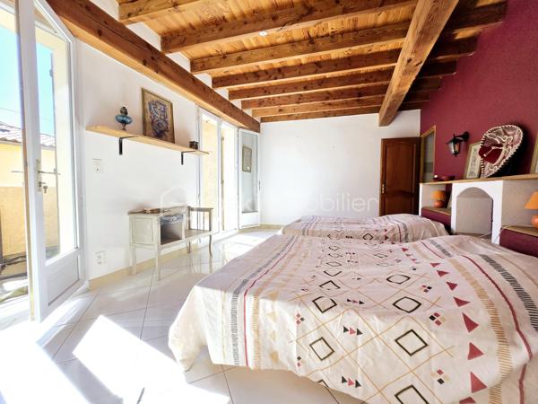 Découvrez ce bel appartement de 194 m2 situé qui vous séduira par son charme intemporel et son emplacement privilégié au cœur du village. Profitez du confort moderne à proximité immédiate des commodités urbaines. 

Vous cherchez une résidence principale ou vous souhaitez investir, n'hésitez pas à venir visiter ce bien !

Cet appartement vous accueille au premier étage dans un vaste séjour baigné de lumière donnant sur une grande cuisine fonctionnelle, un dégagement, une chambre avec salle de bain et un cellier.

Au 2ème étage, vous bénéficiez d'une chambre avec une salle d'eau indépendante.

Au 3ème étage, vous profiterez pleinement d'une mezzanine de 33 m2 offrant une vue imprenable sur la tour BARBEROUSSE et sur les toits du village. 

Proche des écoles, des commerces, du port et des plages, cet appartement incarne l'harmonie parfaite entre espace, confort et praticité. 

Une opportunité rare, à ne pas manquer ! 

Mandataire : Sandrine MONIO, En copropriété, pas de procédure en cours.