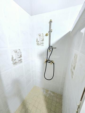 Découvrez ce bel appartement de 194 m2 situé qui vous séduira par son charme intemporel et son emplacement privilégié au cœur du village. Profitez du confort moderne à proximité immédiate des commodités urbaines. 

Vous cherchez une résidence principale ou vous souhaitez investir, n'hésitez pas à venir visiter ce bien !

Cet appartement vous accueille au premier étage dans un vaste séjour baigné de lumière donnant sur une grande cuisine fonctionnelle, un dégagement, une chambre avec salle de bain et un cellier.

Au 2ème étage, vous bénéficiez d'une chambre avec une salle d'eau indépendante.

Au 3ème étage, vous profiterez pleinement d'une mezzanine de 33 m2 offrant une vue imprenable sur la tour BARBEROUSSE et sur les toits du village. 

Proche des écoles, des commerces, du port et des plages, cet appartement incarne l'harmonie parfaite entre espace, confort et praticité. 

Une opportunité rare, à ne pas manquer ! 

Mandataire : Sandrine MONIO, En copropriété, pas de procédure en cours.