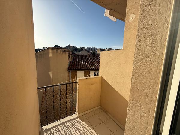 Appartement à louer 1 010 € CC Marseille 3 p 52 m² DPE D