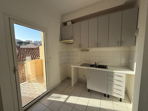 Appartement à louer 1 010 € CC Marseille 3 p 52 m² DPE D
