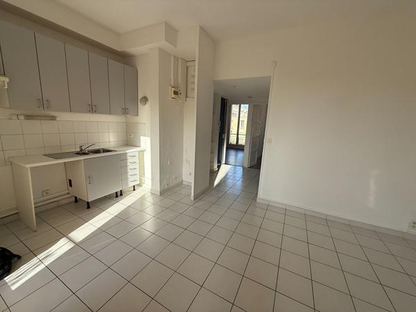 Appartement à louer 1 010 € CC Marseille 3 p 52 m² DPE D