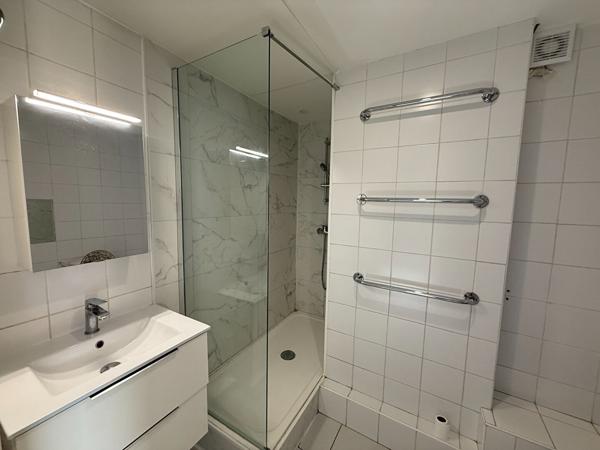 Appartement à louer 1 010 € CC Marseille 3 p 52 m² DPE D