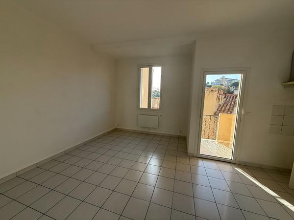Appartement à louer 1 010 € CC Marseille 3 p 52 m² DPE D