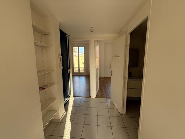 Appartement à louer 1 010 € CC Marseille 3 p 52 m² DPE D