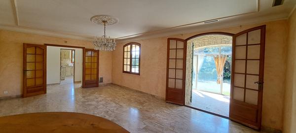 Robion (84440) MAISON EN CAMPAGNE