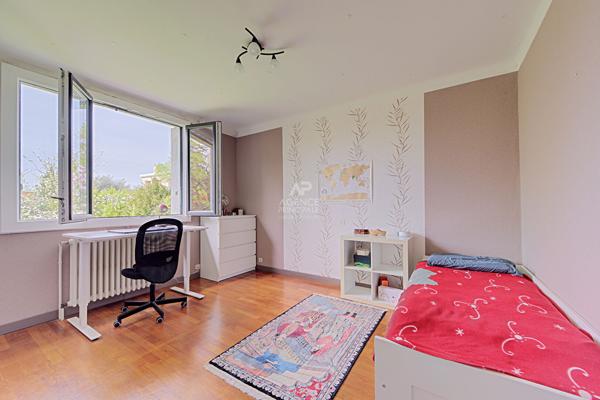Maison Saint Germain En Laye 6 pièce(s) 186 m2 998 000 € **  - Référence  18225