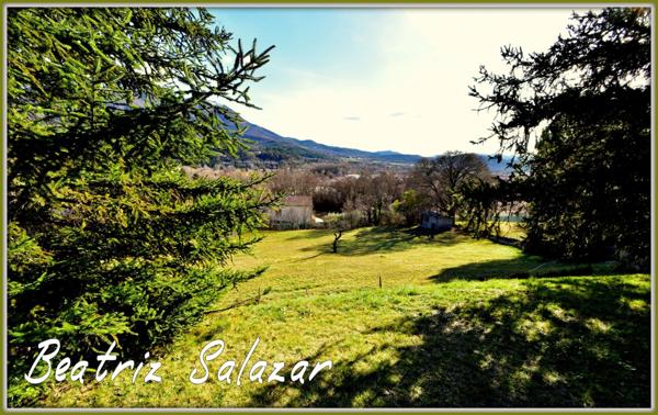 A Digne-les-Bains très beau terrain de 1009m2 à vendre, constructible , une très belle exposition, une très belle vue
