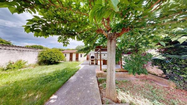 maison spacieuse avec garage et jardin