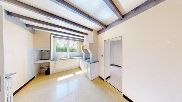 maison spacieuse avec garage et jardin