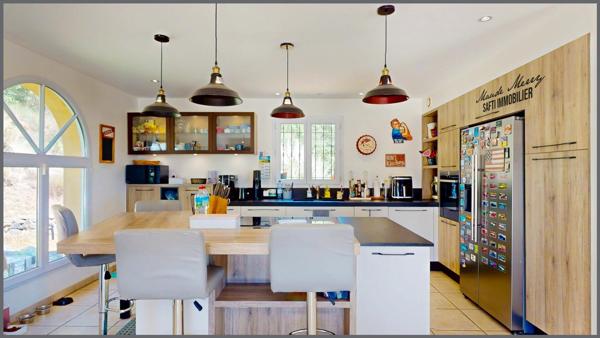 Villa individuelle 168 m2 habitable - 4 chambres dont une suite parentale - 75 m2 de sous-sol - piscine - vue superbe sur les collines environnantes et au calme absolu - forage et eau de ville