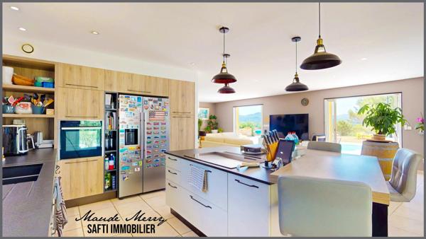 Villa individuelle 168 m2 habitable - 4 chambres dont une suite parentale - 75 m2 de sous-sol - piscine - vue superbe sur les collines environnantes et au calme absolu - forage et eau de ville