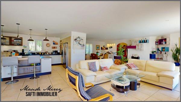 Villa individuelle 168 m2 habitable - 4 chambres dont une suite parentale - 75 m2 de sous-sol - piscine - vue superbe sur les collines environnantes et au calme absolu - forage et eau de ville