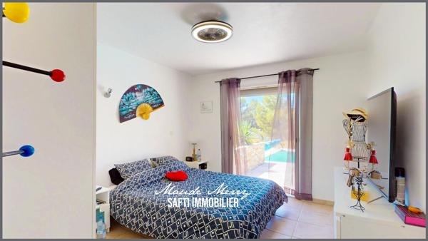 Villa individuelle 168 m2 habitable - 4 chambres dont une suite parentale - 75 m2 de sous-sol - piscine - vue superbe sur les collines environnantes et au calme absolu - forage et eau de ville