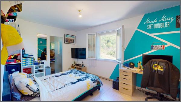 Villa individuelle 168 m2 habitable - 4 chambres dont une suite parentale - 75 m2 de sous-sol - piscine - vue superbe sur les collines environnantes et au calme absolu - forage et eau de ville